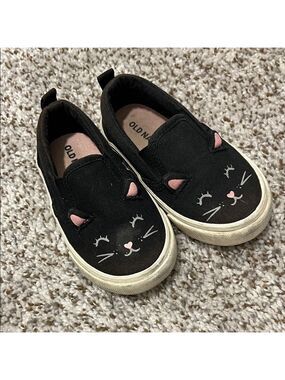 🩵4/$20 Old Navy Kids Black and‎ Pink Cat Sneakers